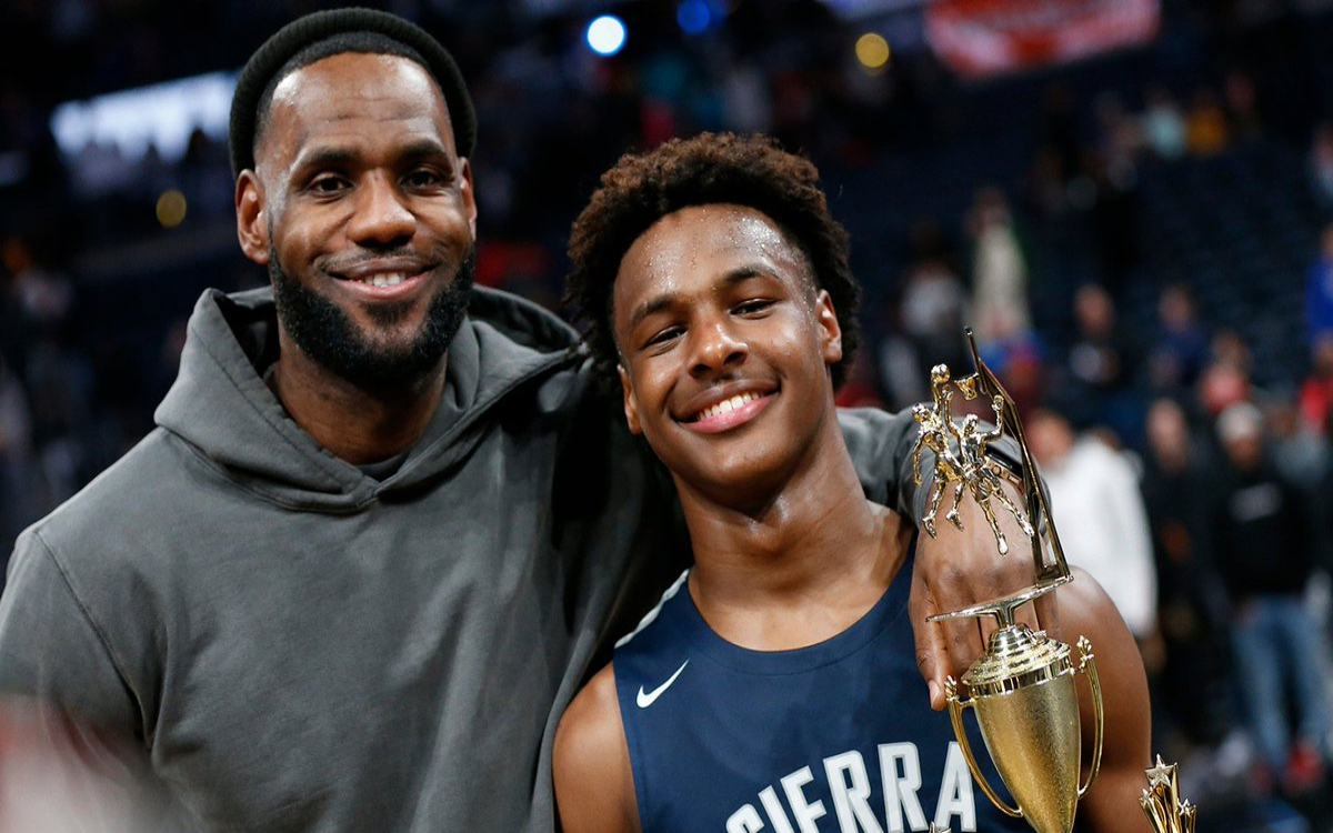 Recibe Bronny James visto bueno de doctores para volver a las duelas | Video