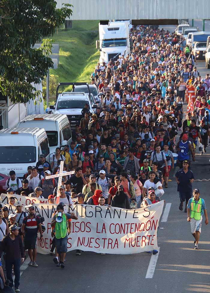 Chiapas Caravana migrante aumenta a 8 mil personas en su segunda