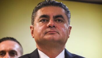 Luis Espinosa Cházaro se registra como aspirante del Frente Amplio a la CDMX