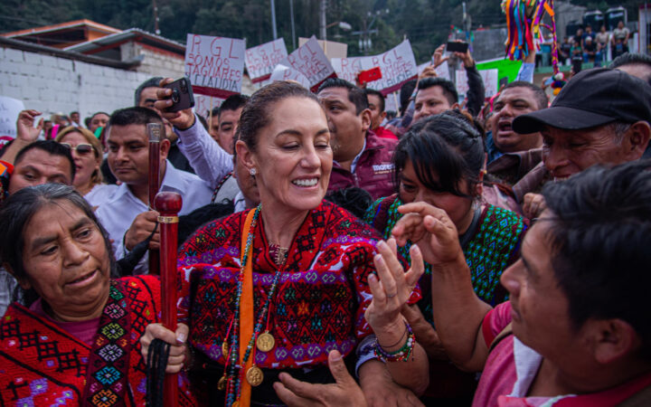Sheinbaum se compromete a poner a mujeres indígenas en el 'centro' de políticas públicas Sheinbaum se compromete a poner a mujeres indígenas en el 'centro' de políticas públicas