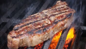 Comer carne procesada aumenta riesgo de cáncer colorrectal: Secretaría de Salud