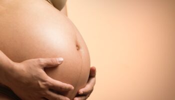 Embarazadas migrantes podrán permanecer en albergues de NY