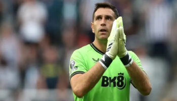 Estrena Emiliano Martínez el Premio Yachine con garrafal error | Video