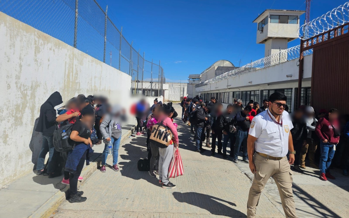 Rescatan a 123 migrantes encerrados en la caja de un tráiler en San Luis Potosí