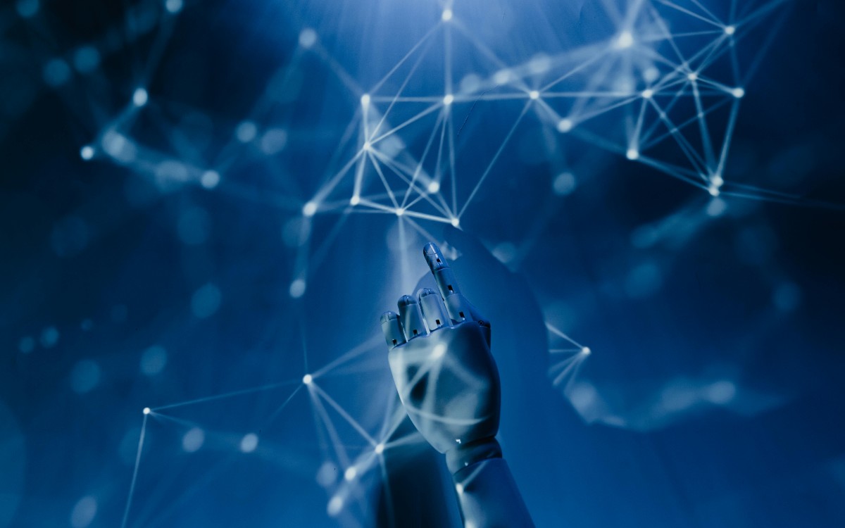 Regulan IA en todo menos en la Guerra: Páez | Video