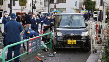 Detienen a hombre en Tokio tras estrellar su auto frente a la Embajada de Israel | Video