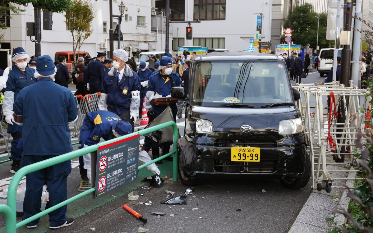 Detienen a hombre en Tokio tras estrellar su auto frente a la Embajada de Israel | Video