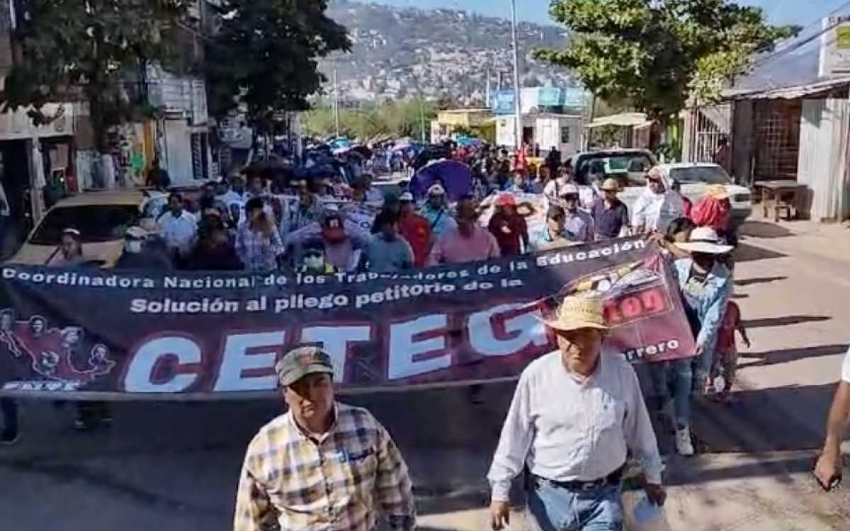 Maestros irrumpen en CRIT y frustran visita de AMLO