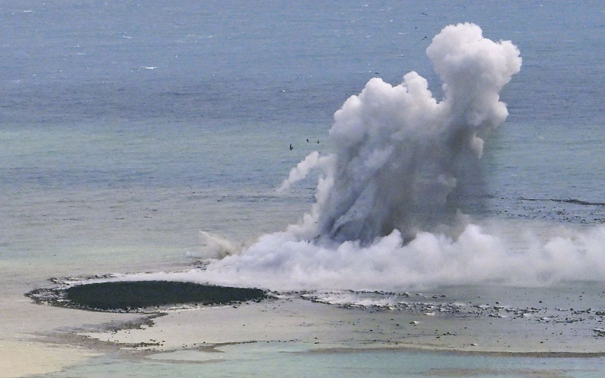 The spectacular birth of an island in Japan after a volcanic eruption |  video