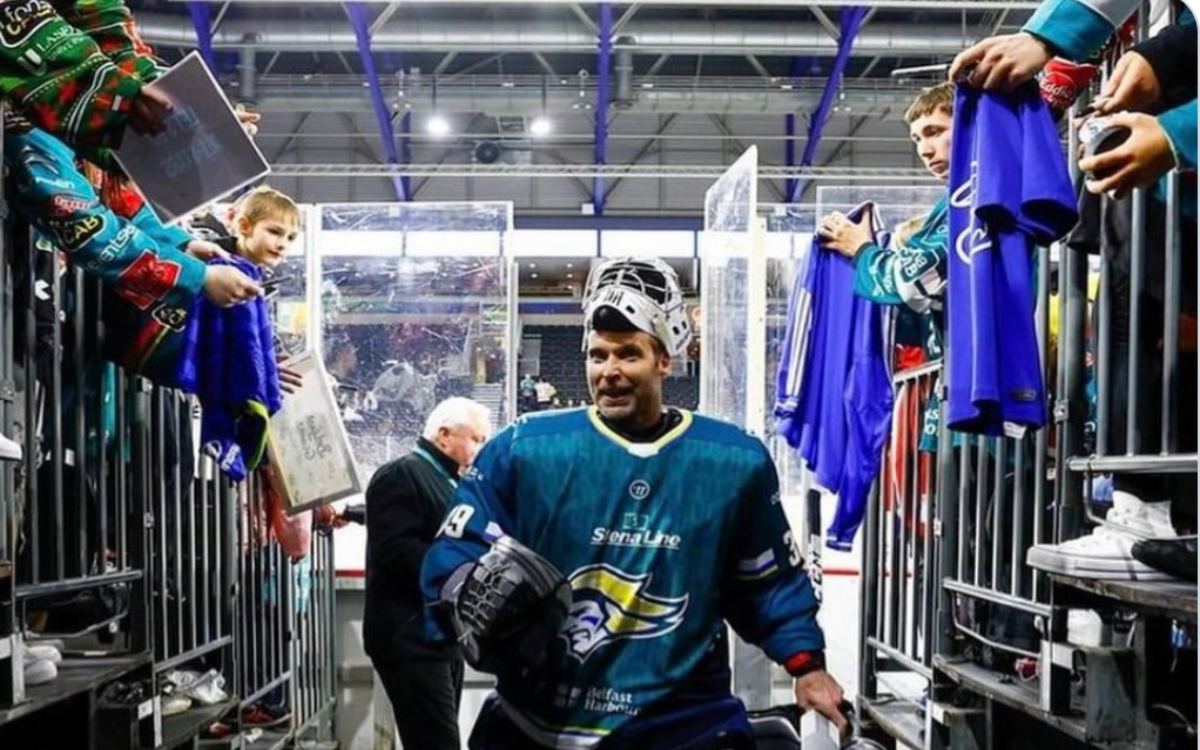 Debuta Petr Cech como jugador profesional de hockey sobre hielo | Video