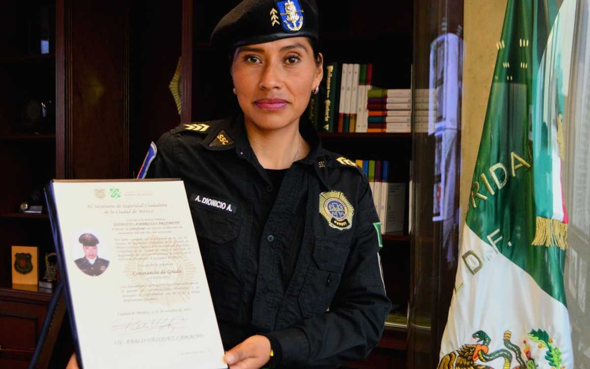 Ascienden a policía que amamantó a bebé en Acapulco; ‘es un ejemplo de humanismo’ Ascienden a policía que amamantó a bebé en Acapulco; ‘es un ejemplo de humanismo’