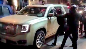 Policías de CDMX rompen vidrio de camioneta con casco | Video