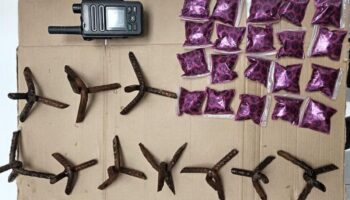 Mujer arrojaba ‘ponchallantas’ en carretera; se le relaciona con grupo criminal