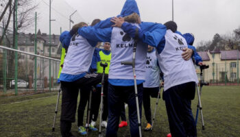 Superan soldados ucranianos mutilados el trauma de la guerra con futbol | Video