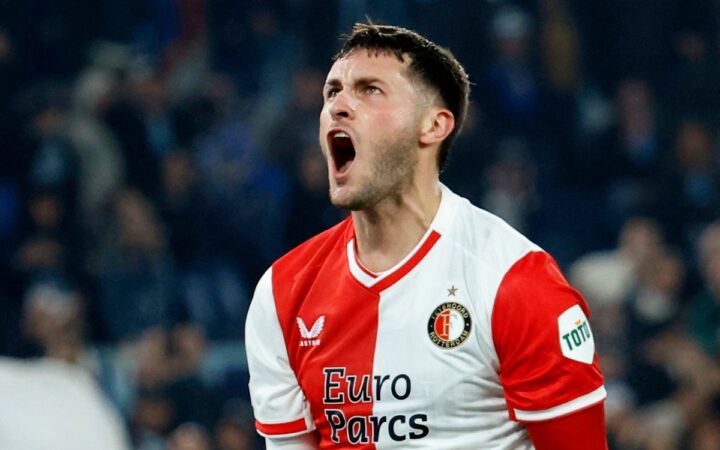 Santi Giménez marca 'hat-trick' y define el derbi de Róterdam | Video