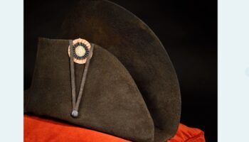 Sombrero de Napoleón es subastado en cifra récord de 2.1 millones de dólares