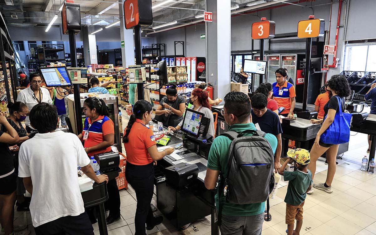 ‘Otis’: Largas filas en Acapulco tras la reapertura de los supermercados