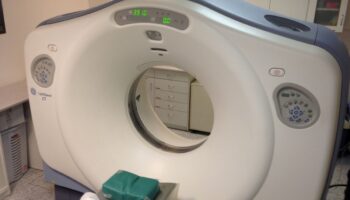 Tomografías computarizadas elevan riesgo de cáncer en niños: estudio