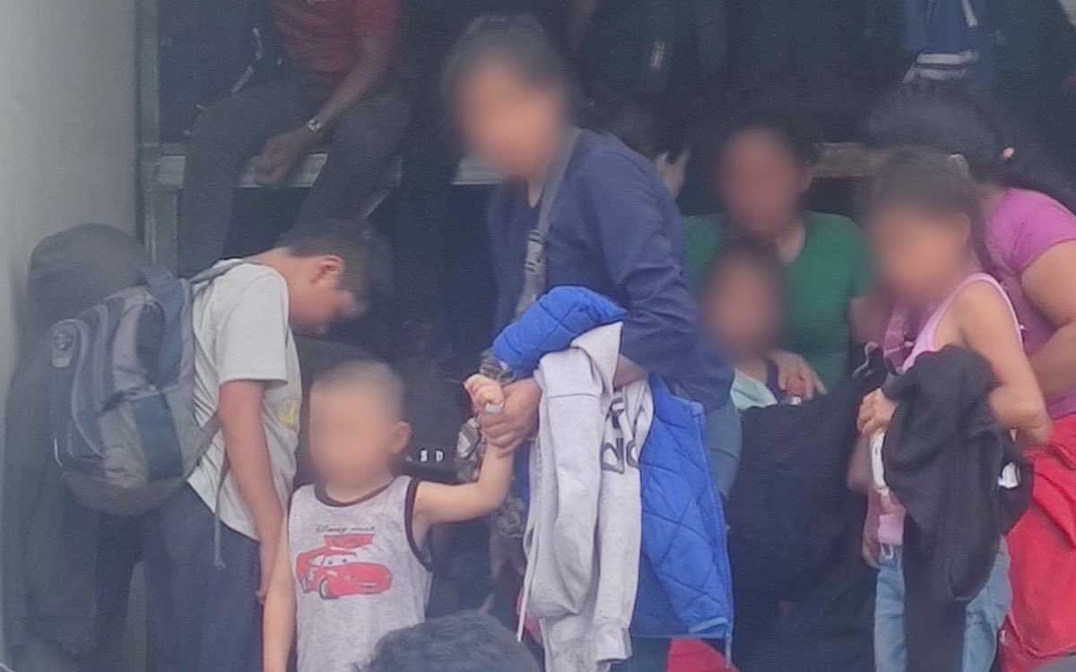 Abandonan tráiler con 215 migrantes; 26 niños no acompañados