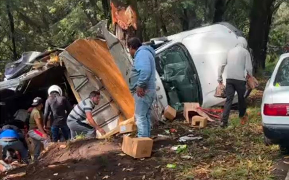 Video | Roban víveres donados para Acapulco tras volcadura de camioneta