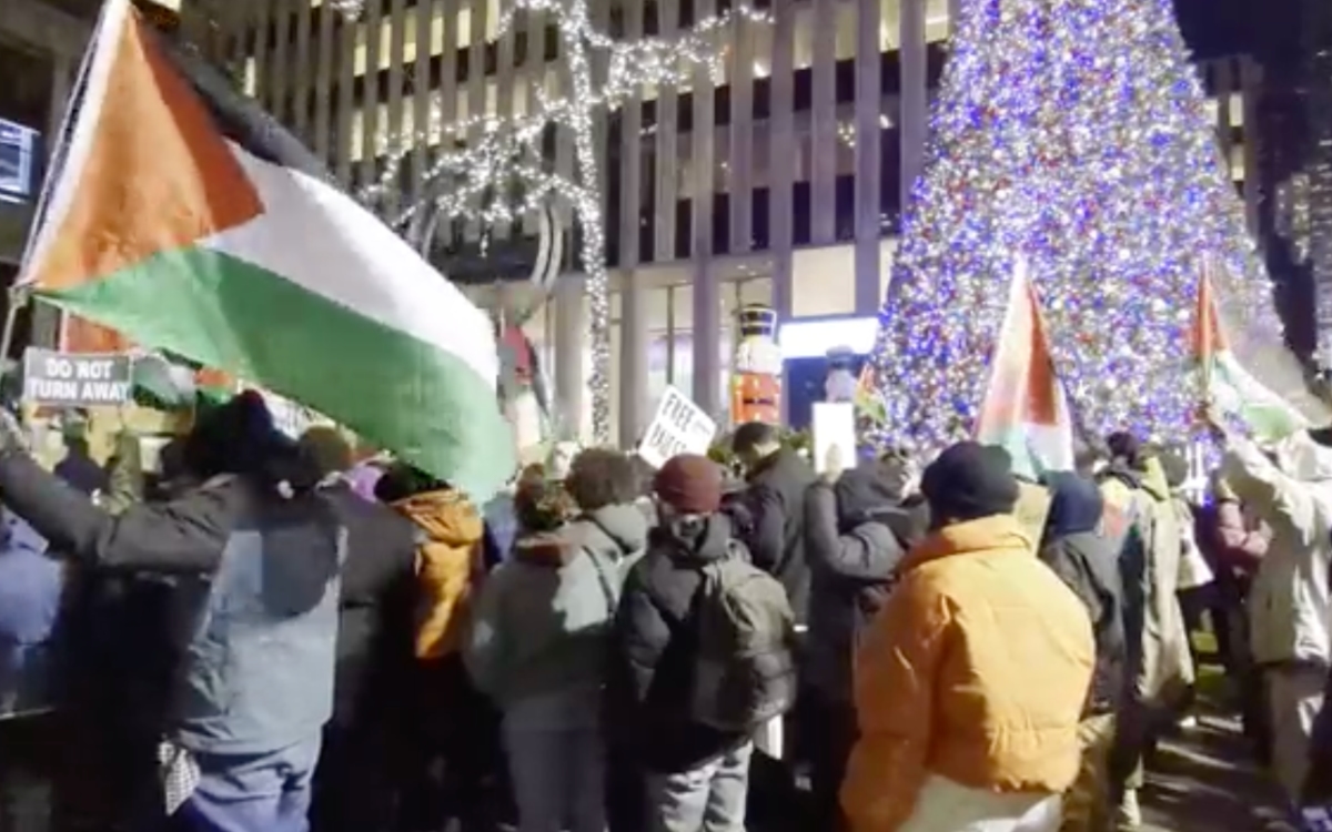 Videos | Protestan a favor de Palestina cerca del famoso árbol de Navidad de Nueva York