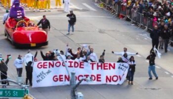 Videos | Exigen 'Alto al genocidio' en Gaza durante desfile de Thanksgiving en NY