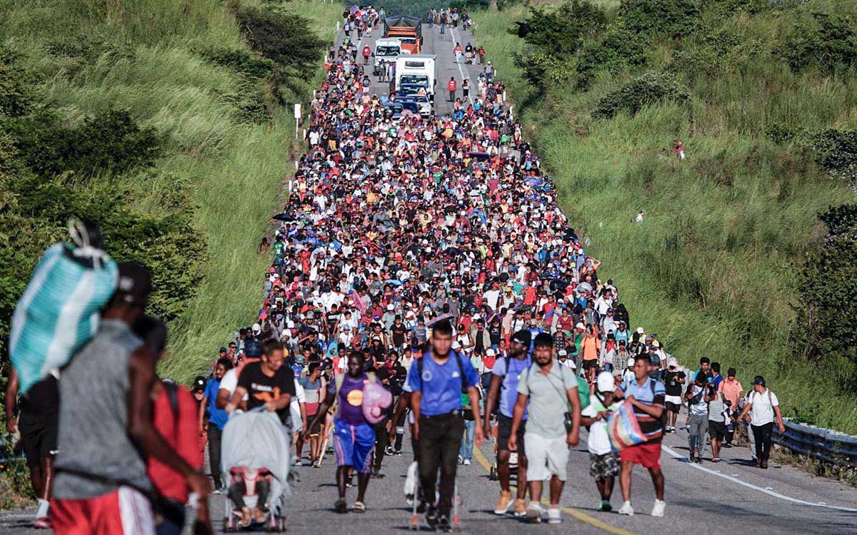 AMLO acusa a traficantes de personas de organizar caravanas