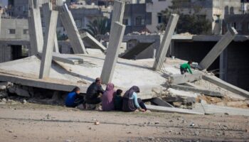 Negocia Hamás liberar 40 civiles a cambio de un alto al fuego por una semana