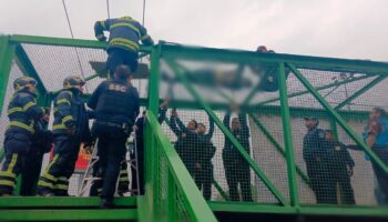 Sujeto sufre descarga eléctrica arriba de puente peatonal de la CDMX