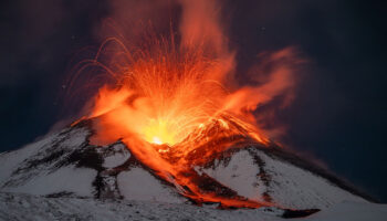 Etna, el volcán más activo de Europa, entra en erupción; emiten alertan a viajeros por retrasos