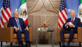 AMLO celebra plan de Biden para regularizar a migrantes casados con estadounidenses