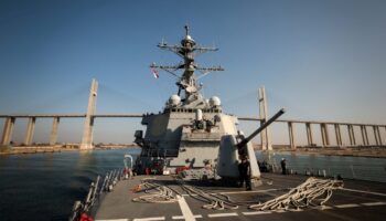 Pentágono: Buque de guerra de Estados Unidos y varios barcos atacados en el Mar Rojo