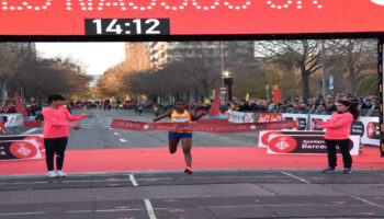 Pulveriza Beatrice Chebet el récord mundial de 5k en Barcelona | Video