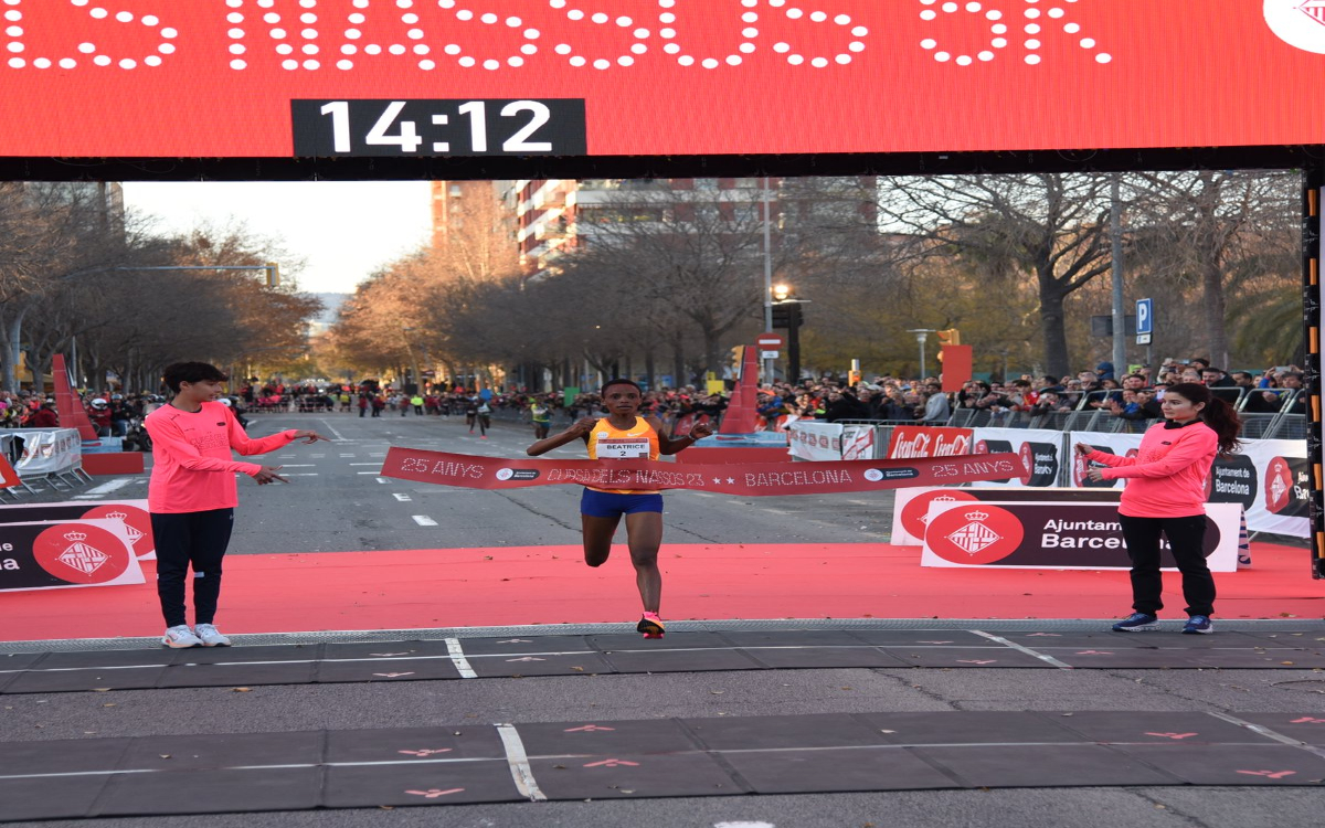 Pulveriza Beatrice Chebet el récord mundial de 5k en Barcelona | Video