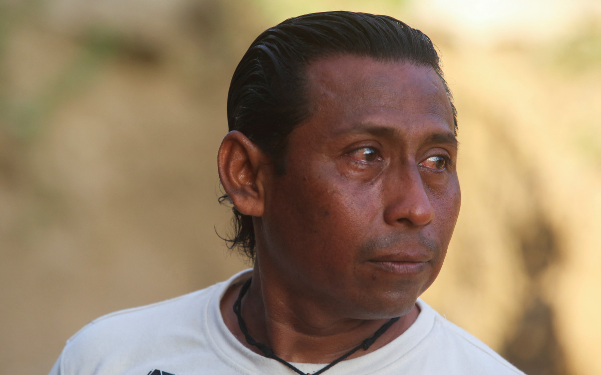 Padre pasa la Navidad esperando a su familia que se llevó el huracán Otis