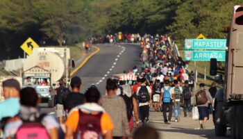 Caravana migrante denuncia más restricciones tras reunión México-EU