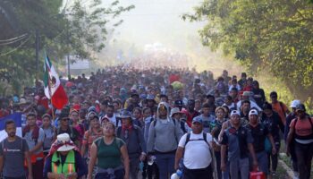 Caravana de miles de migrantes avanza por México rumbo hacia EU