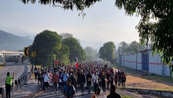 Miles de migrantes del 'Éxodo de la Pobreza' recorren carreteras de Chiapas | Video
