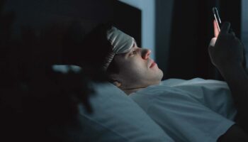 ¿Por qué usar tu celular en la noche no te deja dormir? Profeco lo explica