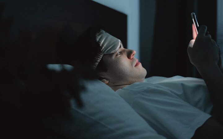 ¿Por qué usar tu celular en la noche no te deja dormir? Profeco lo explica
