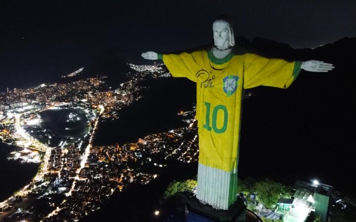 Video | El Cristo Redentor se viste de Pelé en el primer aniversario de su muerte