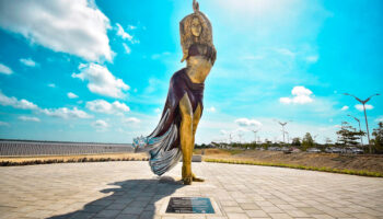 Así se ve la enorme estatua de Shakira en Barranquilla