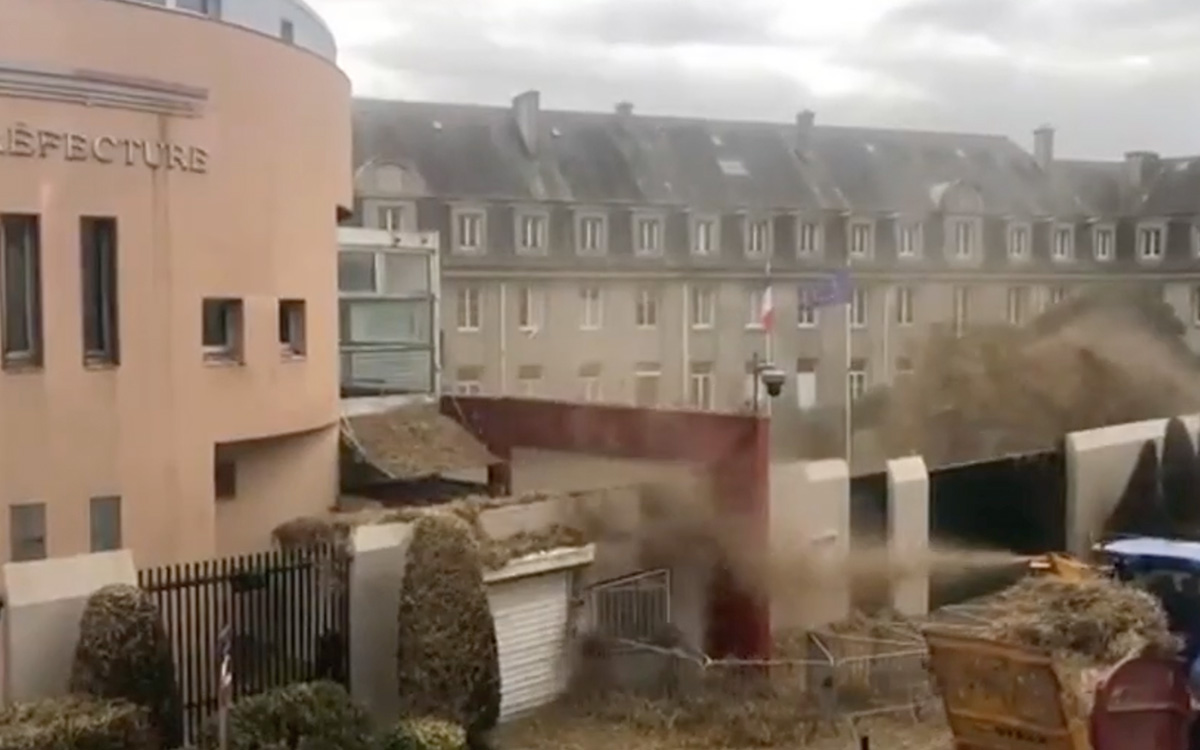 Agricultores arrojaron estiércol a edificios de Gobierno en Francia | Video