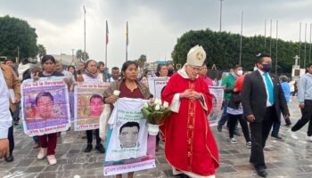 Familiares de los 43 normalistas de Ayotzinapa acuden a la Basílica de Guadalupe para exigir justicia