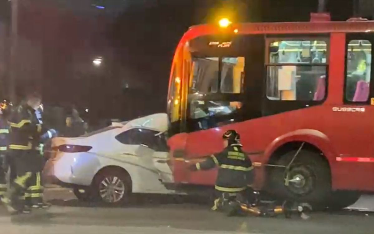 CDMX: Fuerte choque de automóvil con Metrobús deja un muerto CDMX: Fuerte choque de automóvil con Metrobús deja un muerto