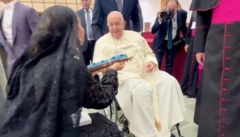Gobernadora de QRoo da Tren Maya miniatura al Papa Francisco y le pide su bendición | Video