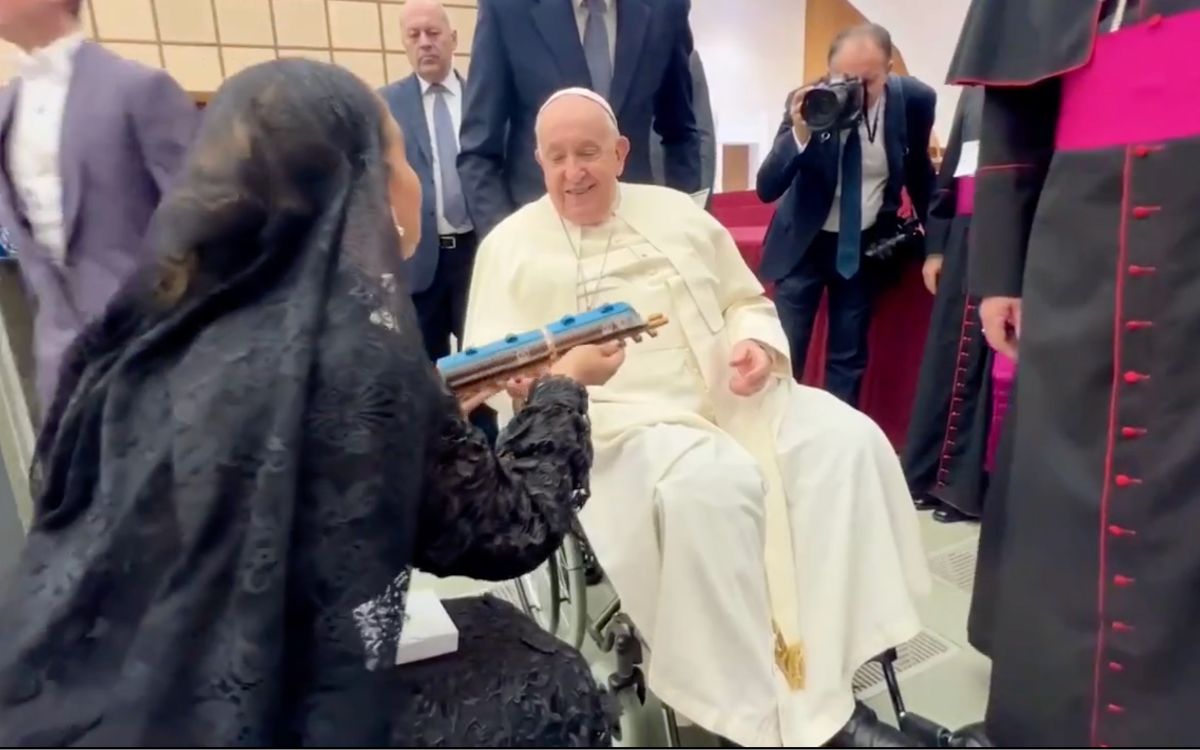 Gobernadora de QRoo da Tren Maya miniatura al Papa Francisco y le pide su bendición | Video