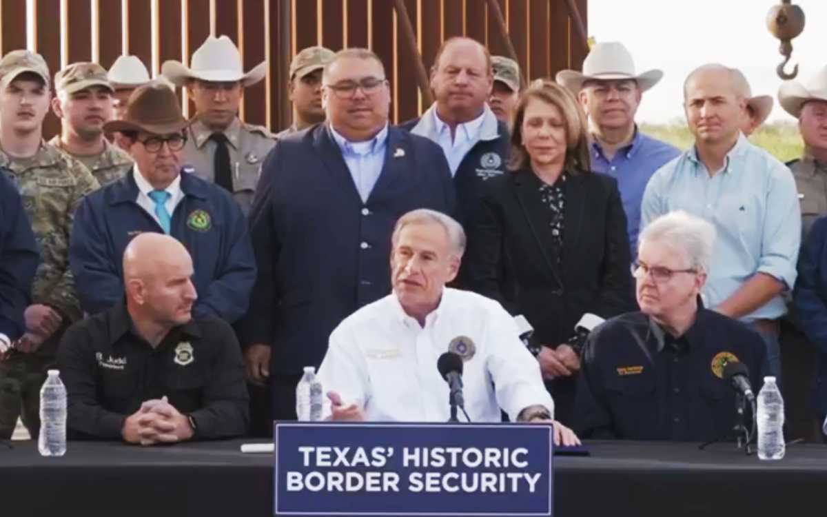 Gobernador de Texas firma ley que permite a policía detener y expulsar migrantes a México