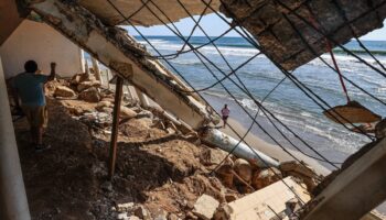 Miles de afectados en Acapulco por Otis aún ven riesgos, a pesar de llegada de vacaciones decembrinas