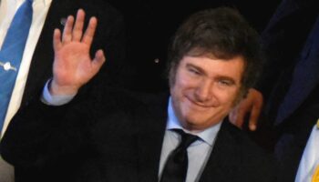 Milei devalúa la moneda e inicia recortes en obras y programas